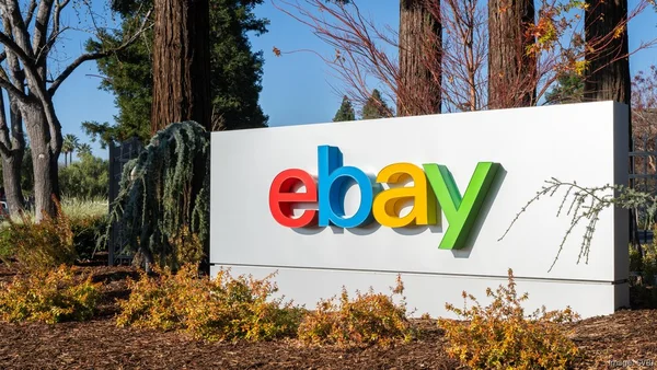 Le logo emblématique d'eBay sur un panneau extérieur