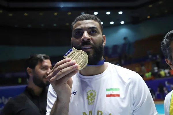 Earvin N'Gapeth célébrant avec sa médaille d'or lors d'une compétition.