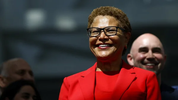 Karen Bass, maire de Los Angeles, souriante lors d'une apparition publique.