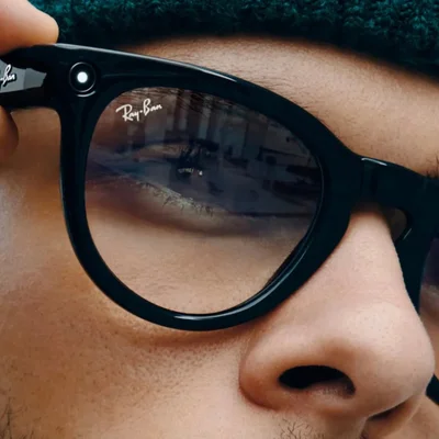 Gros plan d'une personne portant des lunettes connectées Meta Ray-Ban à verres réfléchissants.