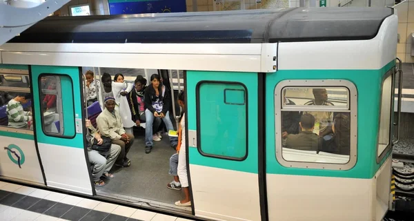 Un métro RATP en station avec des passagers.