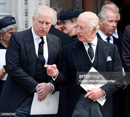 Le prince Andrew en conversation lors d'un événement officiel.