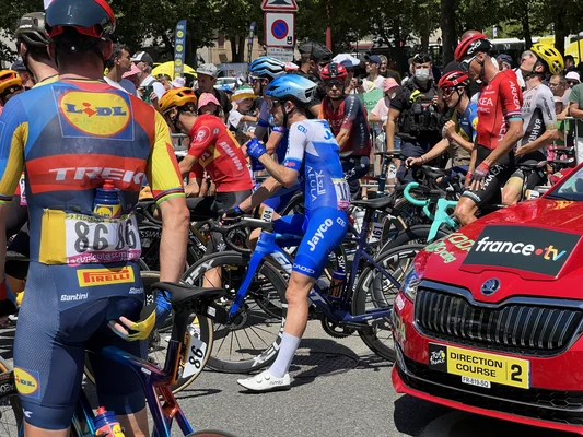Simon Williams en costume de Wonder Man, les yeux brillant d'une lueur ionique rouge intense, entouré d'une aura énergétique violette, dans une pose héroïque au milieu de flammes d'énergie ionique qui émanent de son corps entier