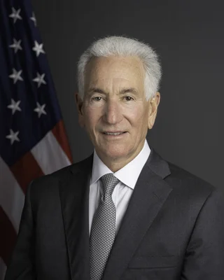 Portrait officiel de l'ambassadeur des États-Unis en France, Charles Kushner.