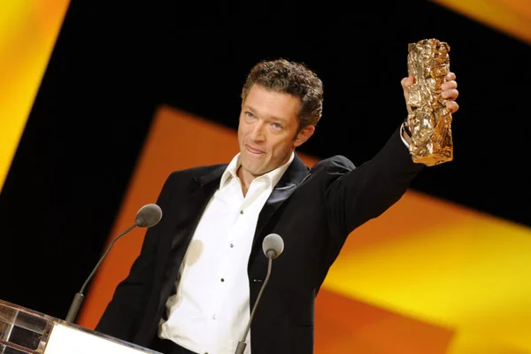 Un présentateur brandissant la célèbre statuette des César lors de la cérémonie.