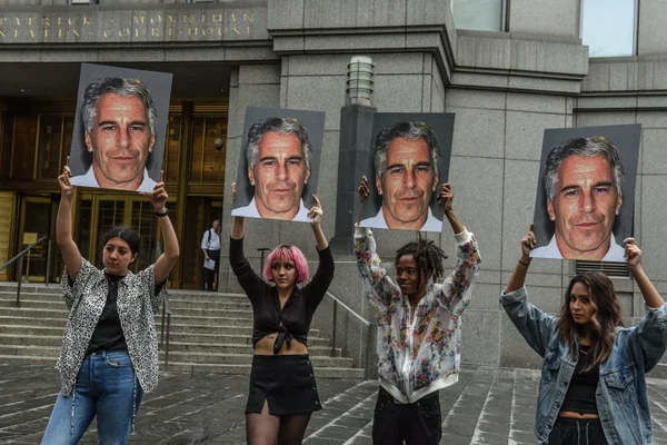Manifestants devant le tribunal fédéral Daniel Patrick Moynihan à New York.