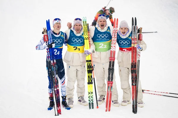 Athlètes français avec leurs skis lors d'une épreuve de biathlon aux JO d'hiver 2026.