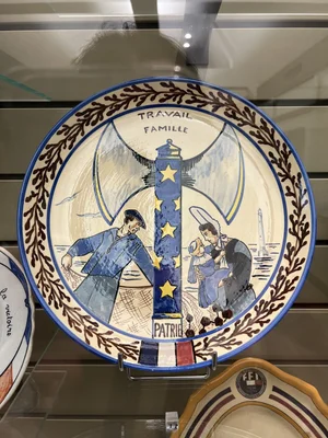 Plat en faïence exposé au Musée Départemental Breton avec la devise de Vichy