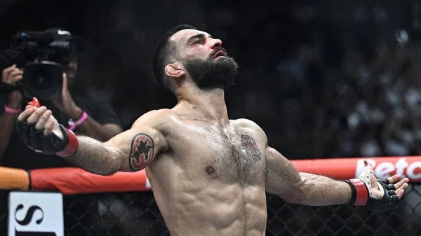 L'Accor Arena de Paris en folie pendant UFC Paris, foule électrifiée