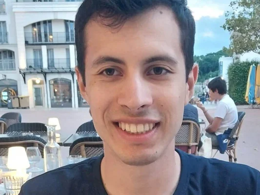 Quentin Deranque, jeune militant d'ultra-droite, photographié à l'extérieur.