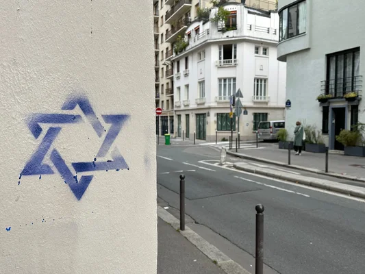 Tag représentant une étoile de David sur un mur en Île-de-France, fait qui a fait l'objet d'une enquête