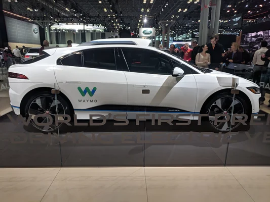 Une Waymo Jaguar I-Pace roulant sur une rue urbaine à San Francisco en 2021.