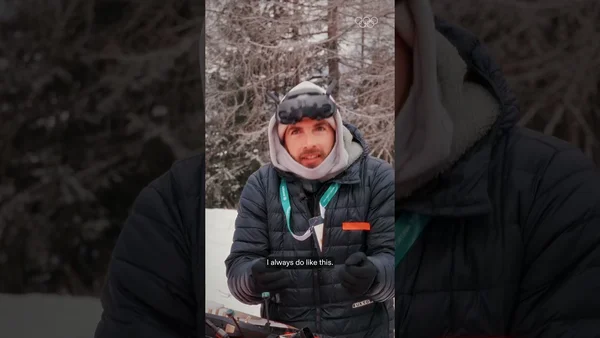 Personne en veste noire dans la neige avec sous-titre I always do like this