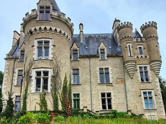 Un château français réputé hanté, illustrant les lieux mystérieux de Normandie