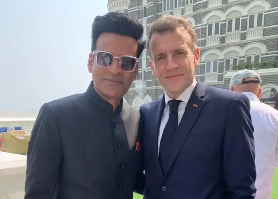 Le musicien Ricky Kej posant avec le président français Emmanuel Macron à l'extérieur, probablement à Bombay.
