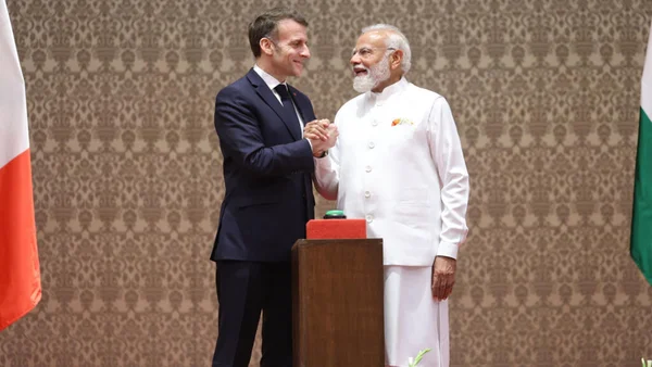 Emmanuel Macron et Narendra Modi se serrent la main lors d'une rencontre diplomatique officielle