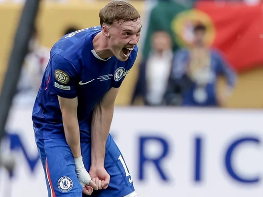 Cole Palmer, en maillot bleu du Chelsea, exprime sa joie après un but contre le PSG.