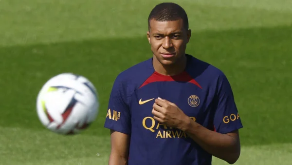 Kylian Mbappé en tenue d'entraînement du PSG avec un ballon