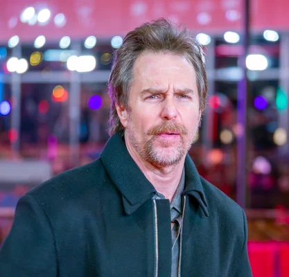 Sam Rockwell en voyageur temporel dans le film de Gore Verbinski