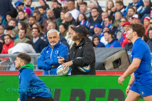 Membres de l'équipe de France et encadrement sur le bord du terrain pendant le match.