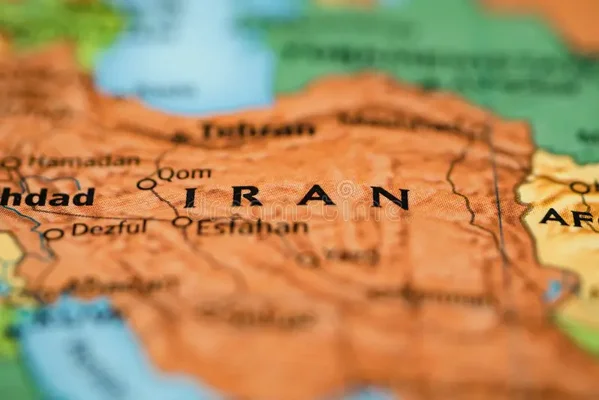 Gros plan d'une carte mettant en évidence l'Iran, avec des villes étiquetées dont Téhéran, Qom et Ispahan.