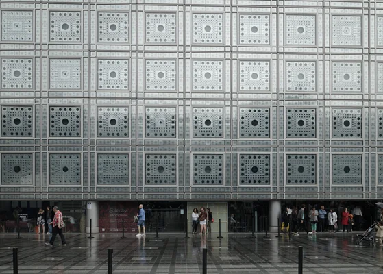 square in front of the arab world institute, paris - institut du monde arabe photos et images de collection