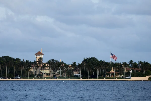 Vue extérieure de Mar-a-Lago, la luxueuse propriété de Donald Trump en Floride.