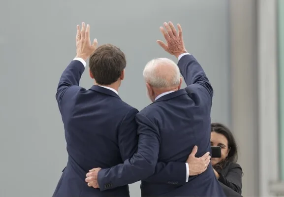 Brazil's President Luiz Inacio Lula da Silva, right, and France's President Emmanuel Macron pose for photos at Planalto presi