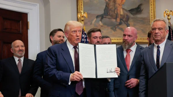 Signature d'un document officiel lors d'une cérémonie à la Maison Blanche.