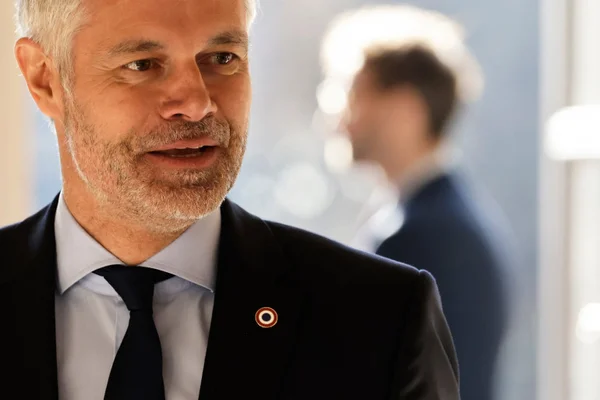 Laurent Wauquiez en costume et cravate lors d'un événement officiel