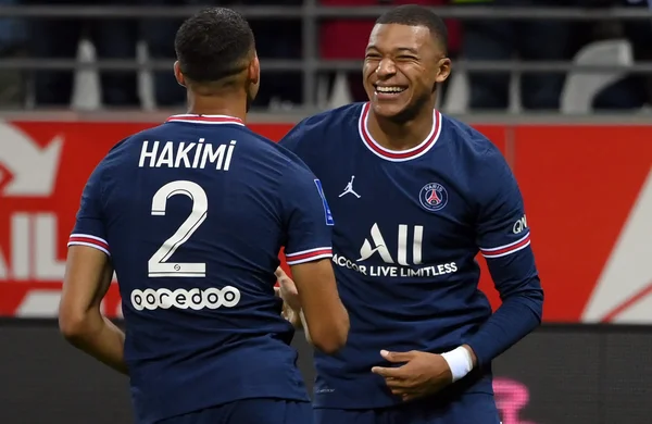 Achraf Hakimi et Kylian Mbappé interagissant lors d'un match du PSG