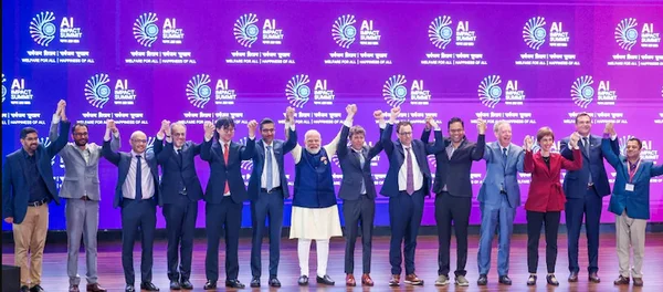 PM Modi joint les mains avec le PDG de Google Sundar Pichai, le PDG d'OpenAI Sam Altman et d'autres lors du Sommet sur l'impact de l'IA en Inde 2026, à New Delhi.