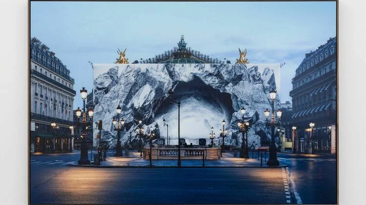 L'installation monumentale de JR créant une grotte au cœur de Paris