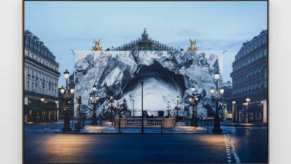 L'installation monumentale de JR créant une grotte au cœur de Paris