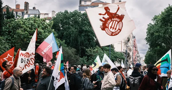 Drapeau 'Jeune Garde Lyon' lors d'une manifestation