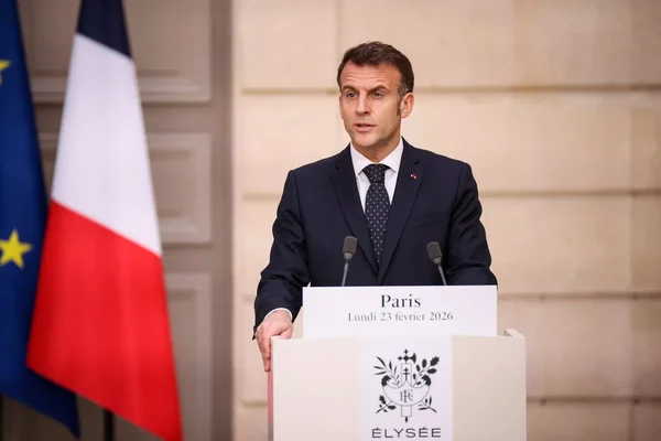 Emmanuel Macron s'exprimant devant les drapeaux français et européens à Paris en février 2026.