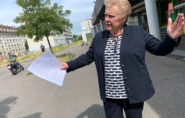 Catherine Trautmann présentant un document lors de la campagne des municipales à Strasbourg.