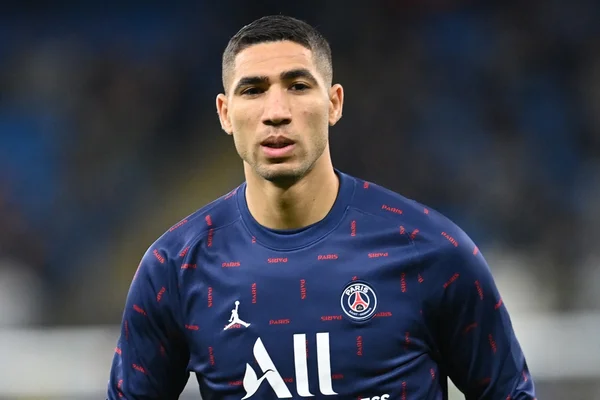 Achraf Hakimi, latéral marocain du PSG, portant le maillot bleu du club parisien.