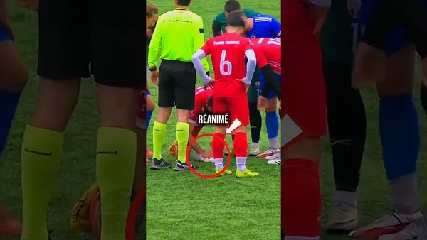 Scène du match de football avec joueurs en rouge et bleu lors de l'incident