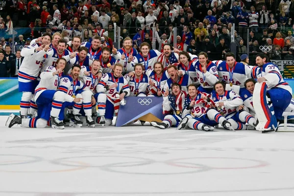 L'équipe des États-Unis de hockey sur glace avec ses médailles après la finale