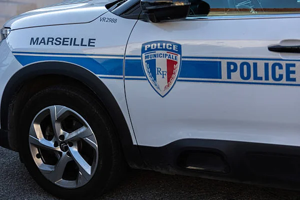 Voiture de police lors de la dépose par hélicoptère de la couronne de la statue de la Vierge « Bonne Mère » au sommet de Notre-Dame de la Garde, dans...