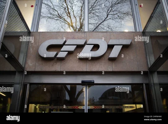 Logo de la CFDT au siège de la CFDT à Paris, France.