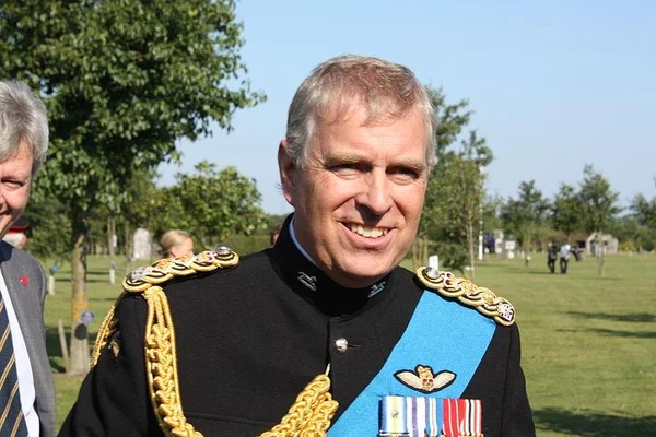 Le prince Andrew en uniforme militaire lors d'une cérémonie officielle.
