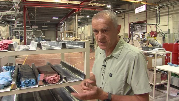 Un homme dans une usine industrielle Maped à Annecy