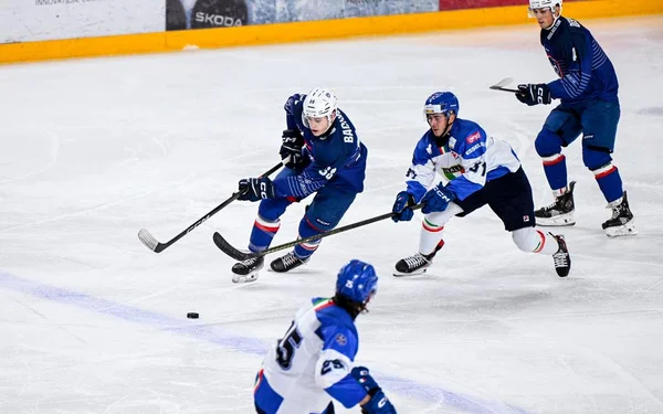 Les hockeyeurs français se battent pour le palet lors d'une rencontre.