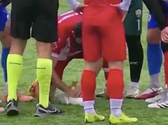 Le capitaine de Yoldum Sporting pratiquant un massage cardiaque sur la mouette