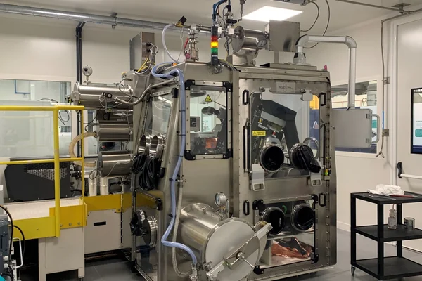Une équipement de production de batteries futuriste dans un laboratoire de recherche.