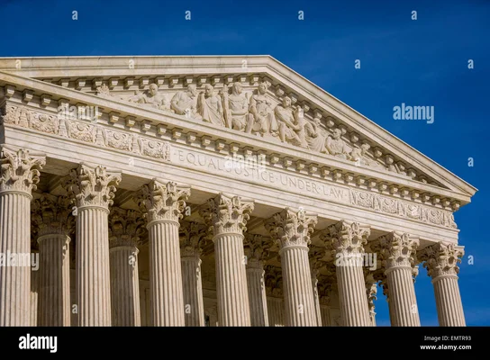 Façade de la Cour suprême des États-Unis avec l'inscription « Equal Justice Under Law » (Égalité de justice selon la loi).