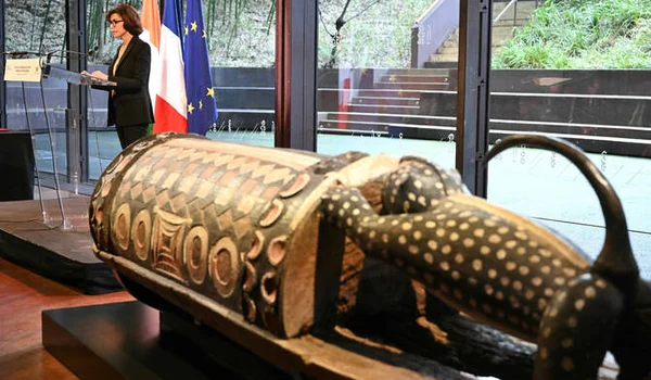 La France restitue un « talking drum » de l’époque coloniale à la Côte d’Ivoire