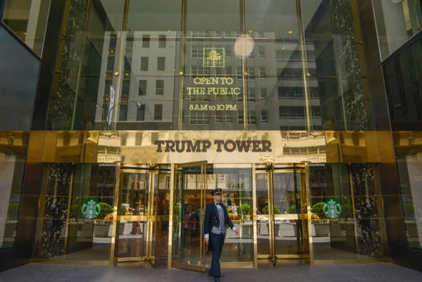L'entrée de la Trump Tower à Manhattan avec son enseigne dorée.
